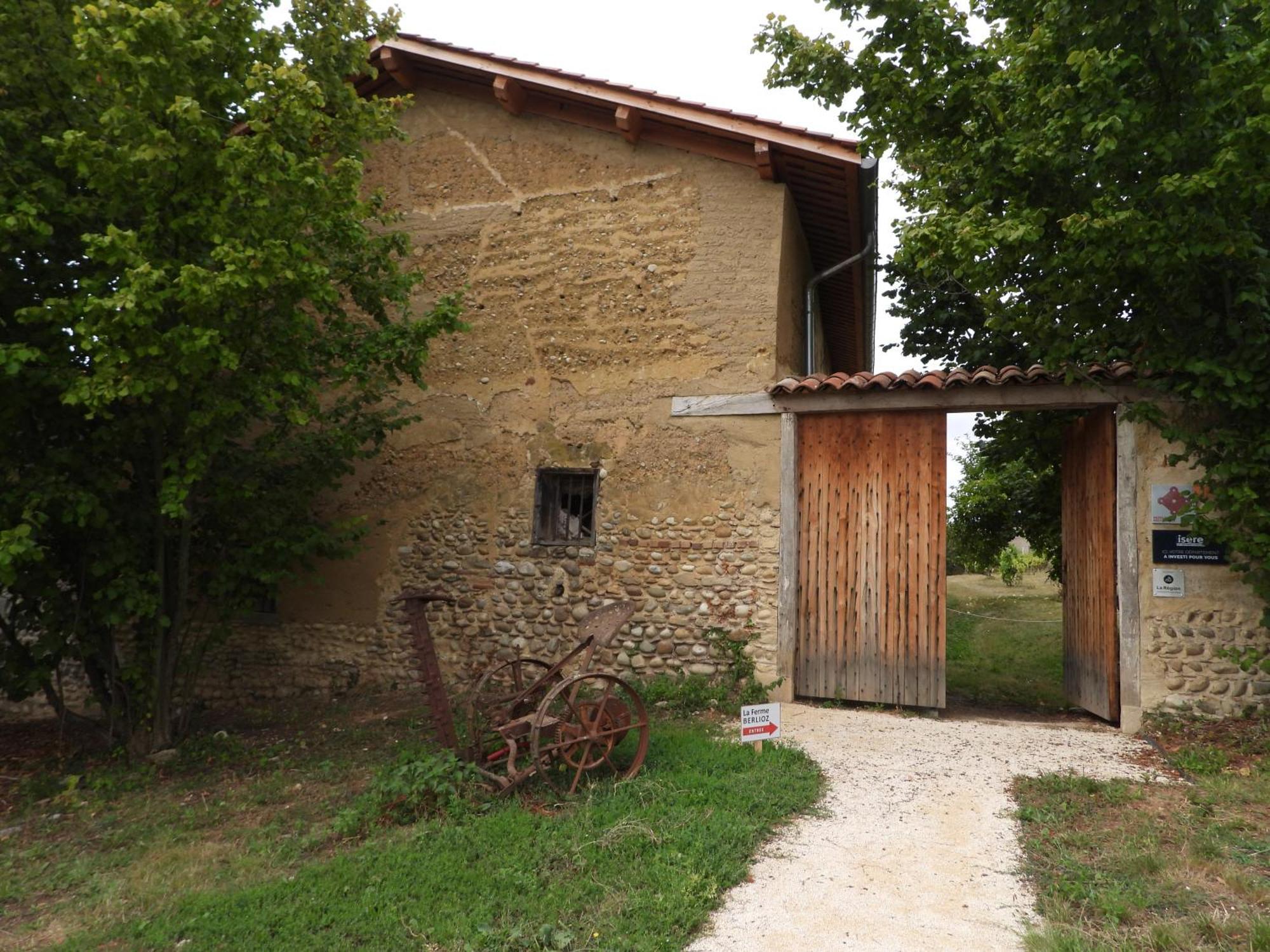 Апарт отель La Ferme De Berlioz La Cote-Saint-Andre Экстерьер фото